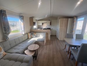 Lounge/ Diner- click for photo gallery